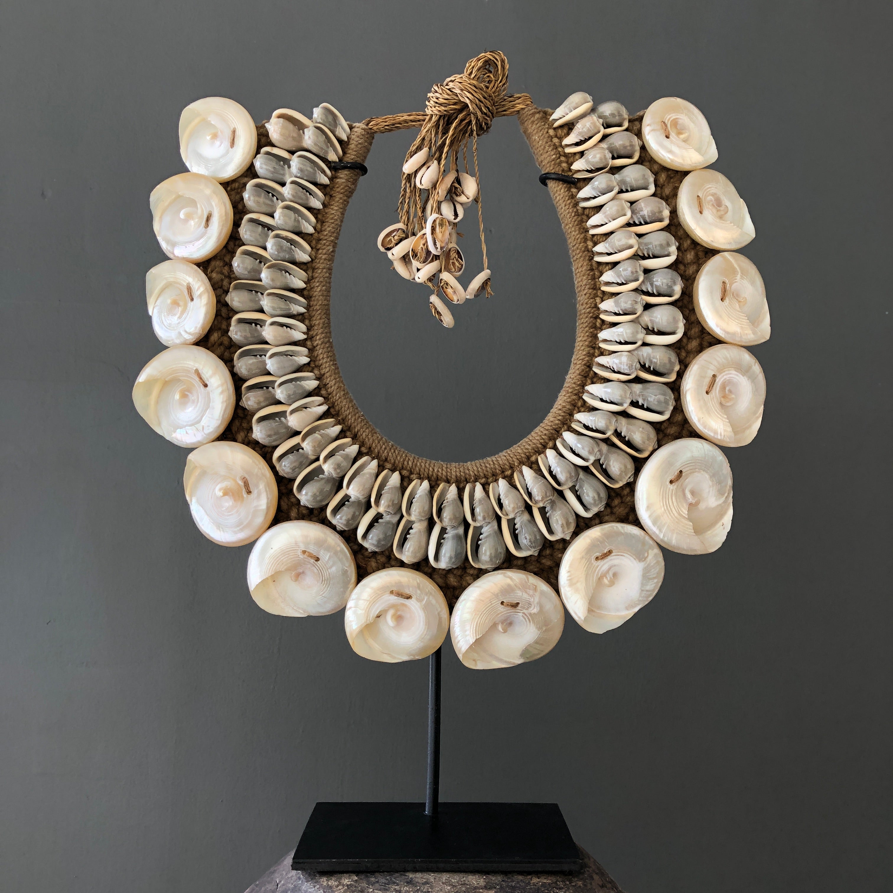 SN13 - Decorative shell necklace on a custom stand - 22/EX/362