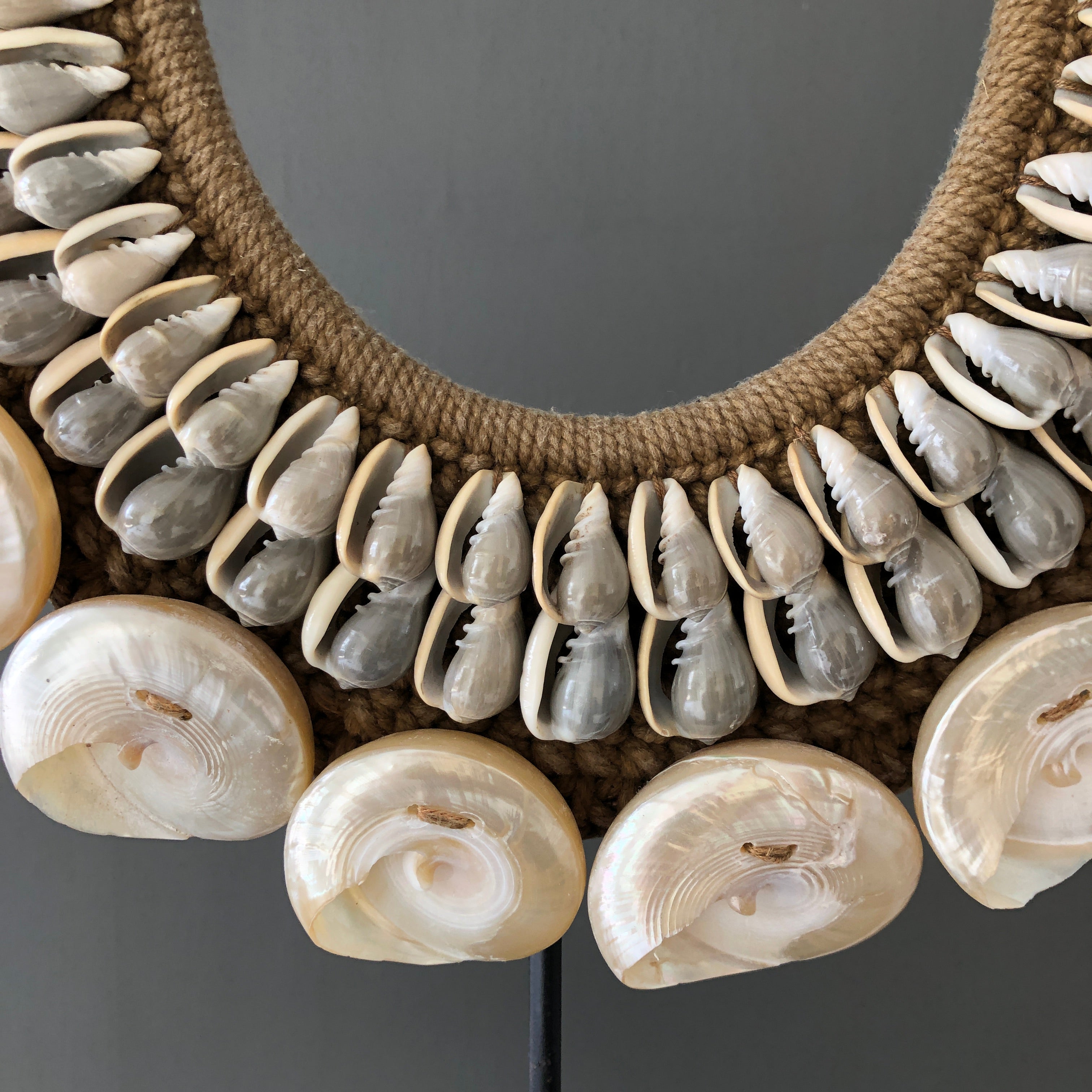 SN13 - Decorative shell necklace on a custom stand - 22/EX/362