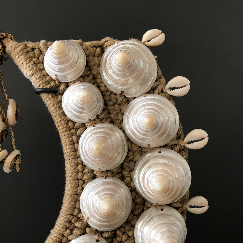 SN13 - Decorative shell necklace on a custom stand - 23/SN/025