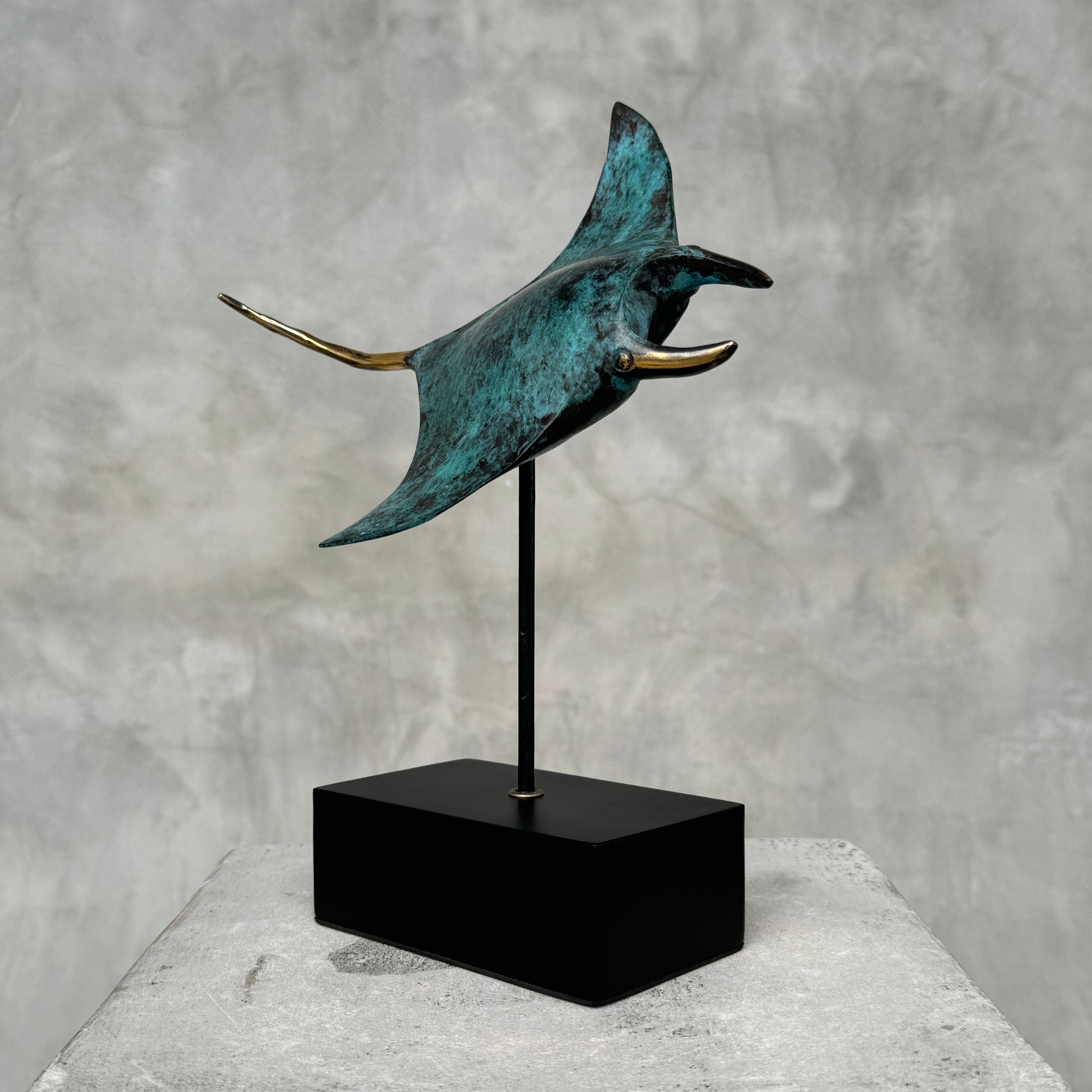 Mantaray on stand polished Small