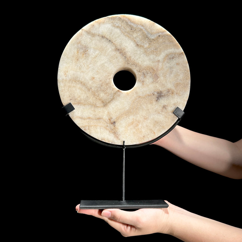 Onyx disc with stand  carving U1/085