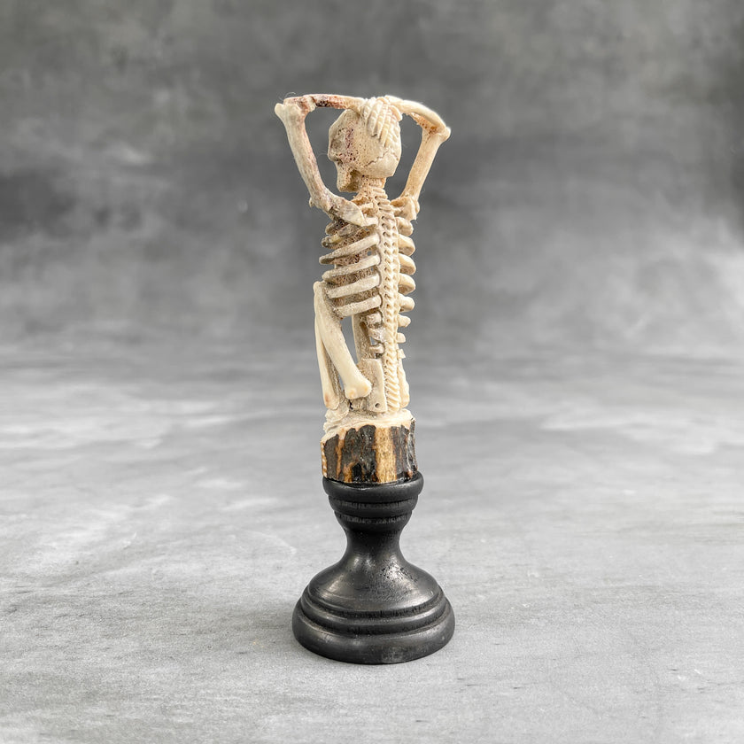 Small bone carving Sitting Human Skull carving 9B/114