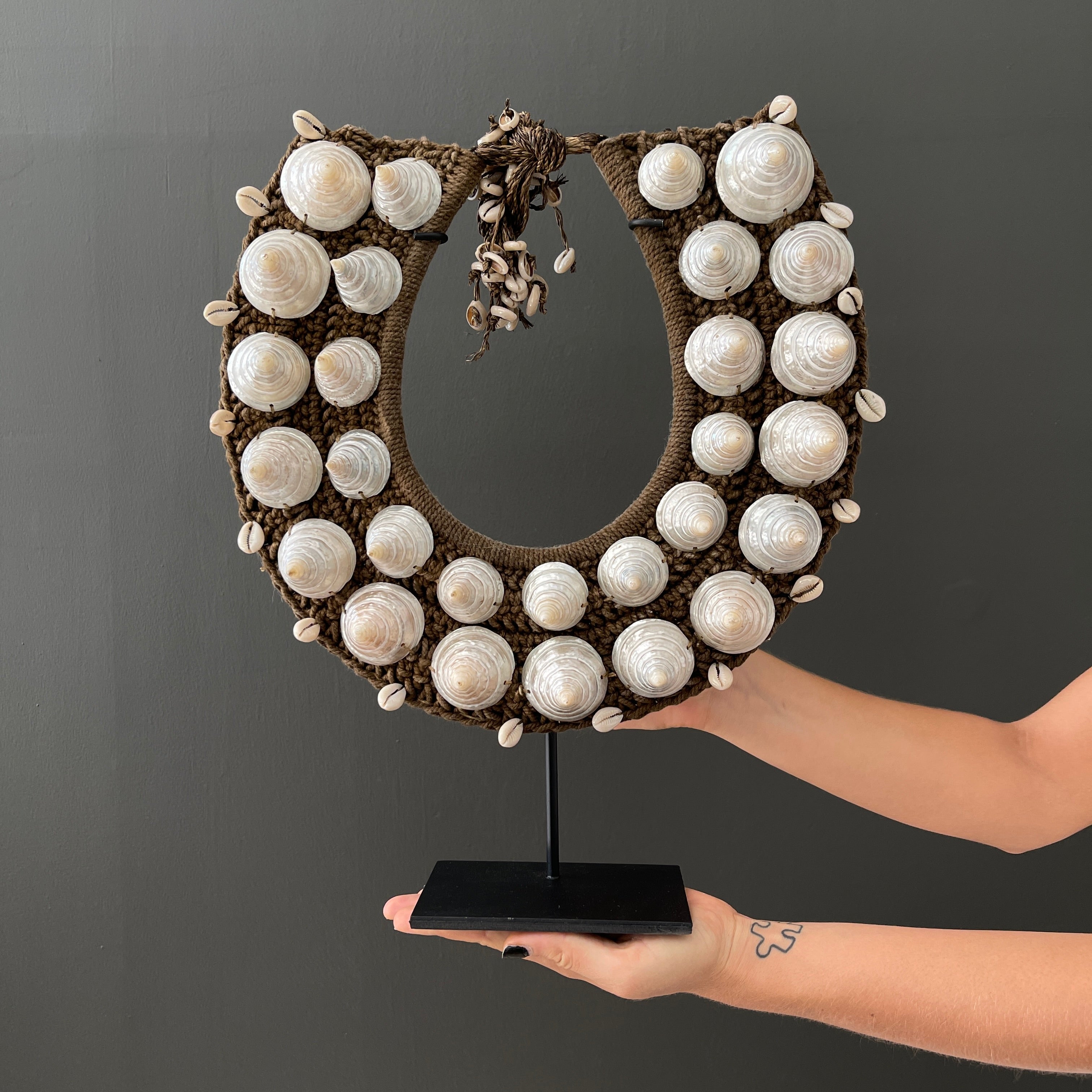 SN13 - Decorative shell necklace on a custom stand - 22/EX/461